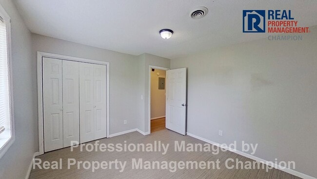 Building Photo - 2 BD/2 BA Upper Unit Condo with Spacious a...