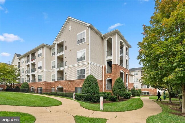 Building Photo - 4852 Eisenhower Ave