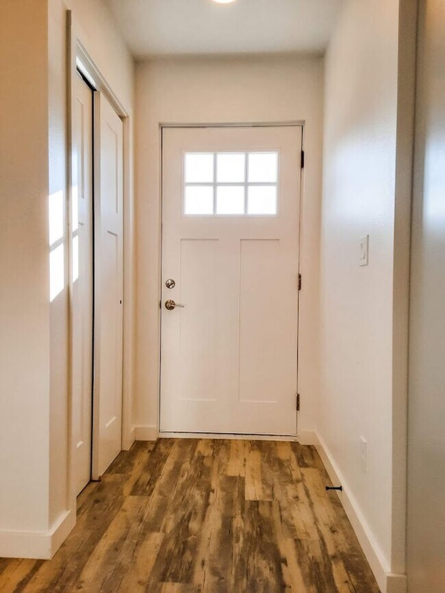 Building Photo - NEW 2 BED / 1.5 BATH TOWNHOME