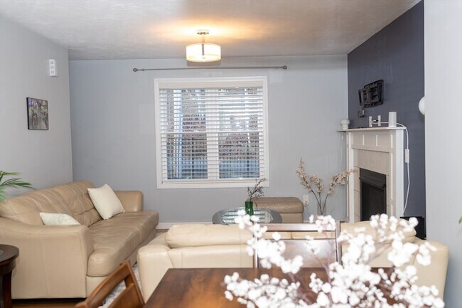 Building Photo - 129 Quinapoxet St