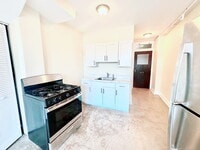 Building Photo - 77 Bank St