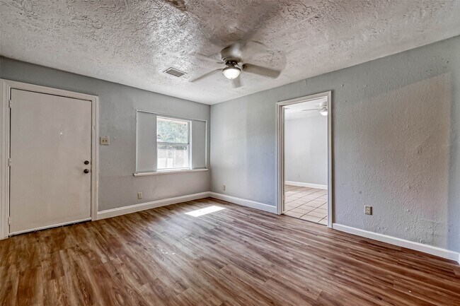 Building Photo - 10613 Buffum St