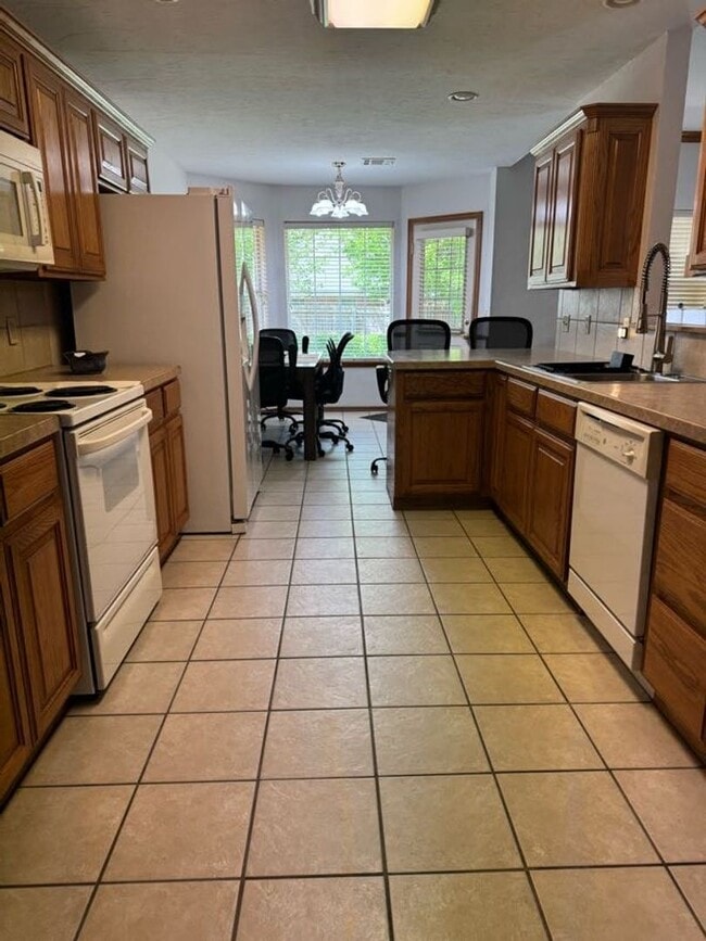 Building Photo - Fully Furnished, STR - (3) Bed/(2) Bath + Office! Pool Access!