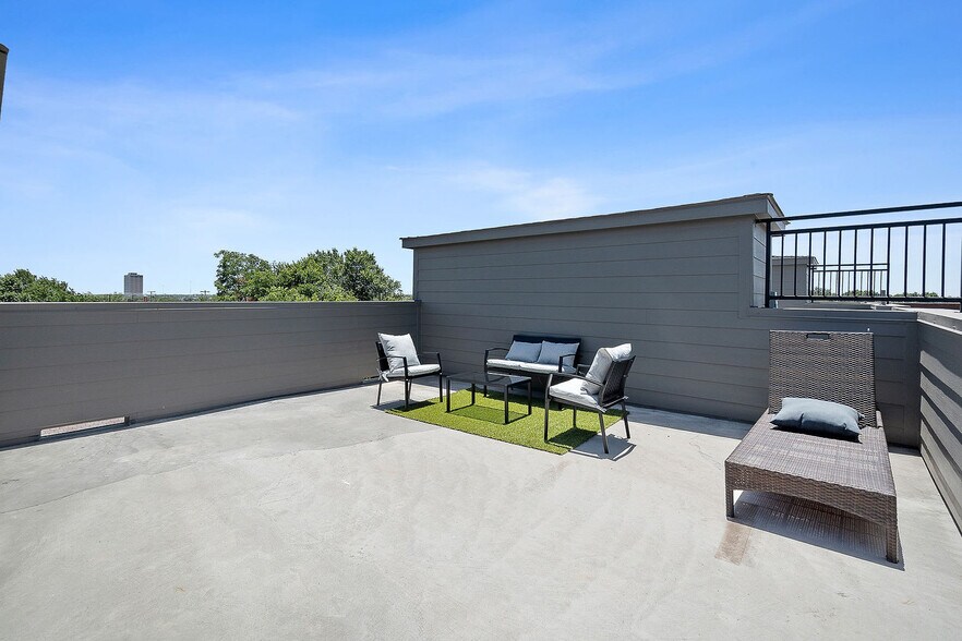 Building Photo - 824 Sunset Ave