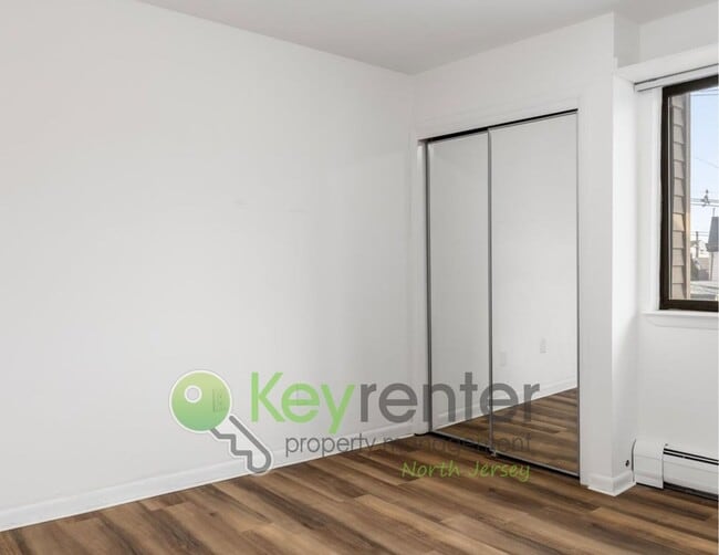 Building Photo - No Broker Fee | Modern 3-Level Townhome with River Views in Wallington