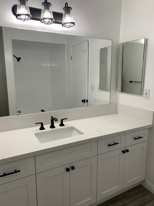 Master Bathroom / Tub - 1841 N Fuller Ave