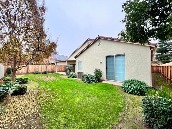 Building Photo - $2,595 Chestnut & Teague, 3 bedroom House - Fresno / Gated Community / New Paint & Floors