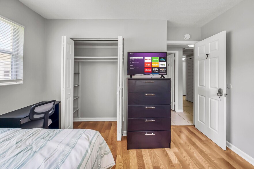 Building Photo - 7042 Rollo Rd