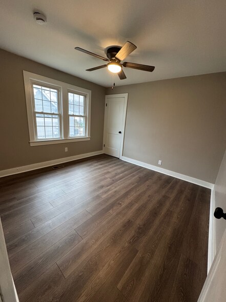 Building Photo - 515 E 9th St