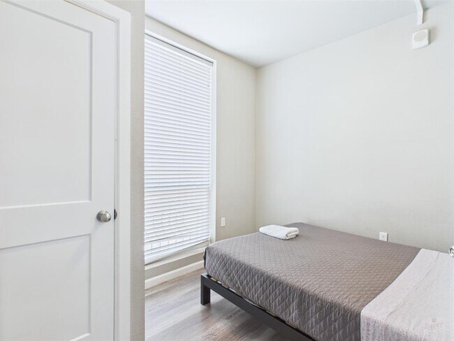 Building Photo - 911 W 22nd St