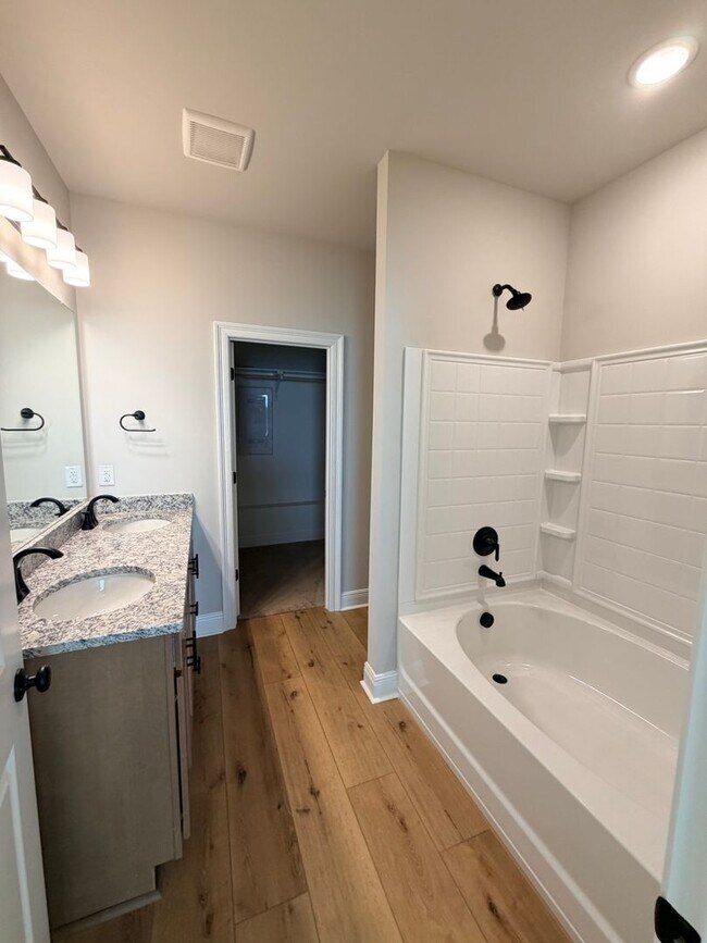 Building Photo - 816 Venecia Dr