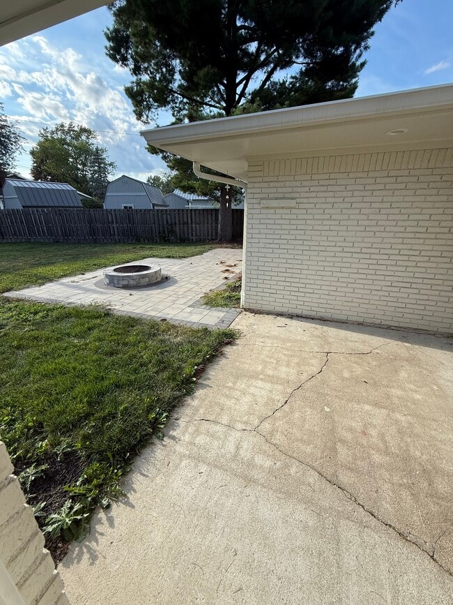 Building Photo - 612 Kinzer Ave
