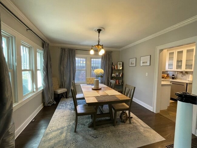 Building Photo - Large bright and clean Brookside home