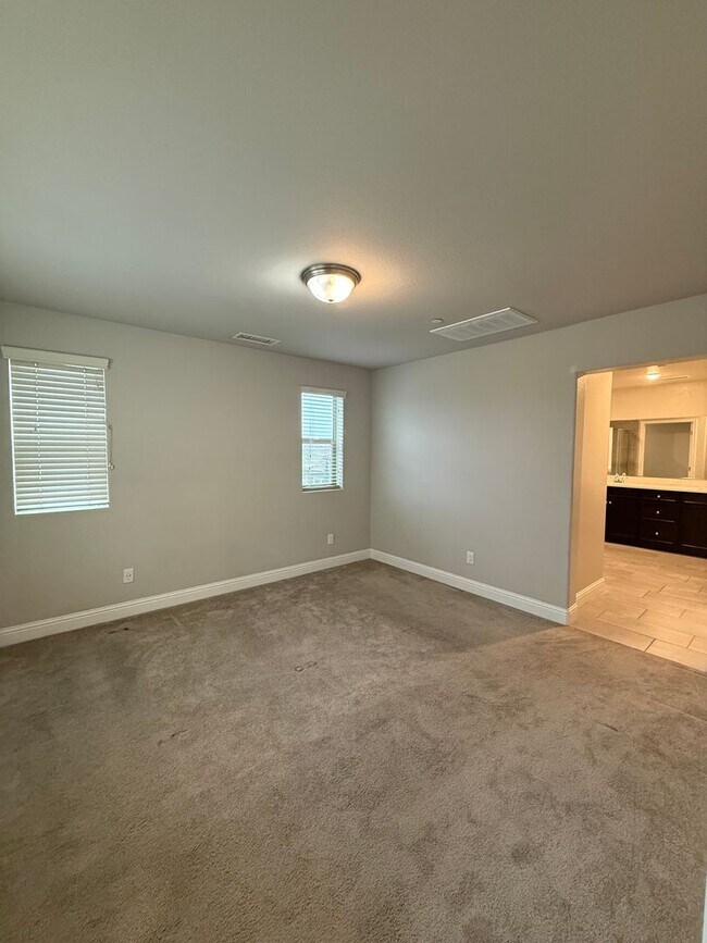 Building Photo - Charming 3-Bedroom Home in Family-Friendly 93727 Neighborhood