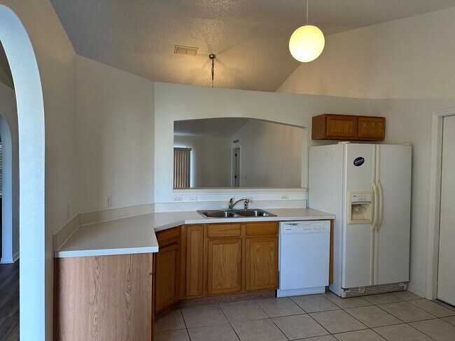 Building Photo - Move in condition 3 Bedroom 2 Bath 2 Car Garage Call Carole Arcaro 386-216-4900 Deltona Lakes Realty