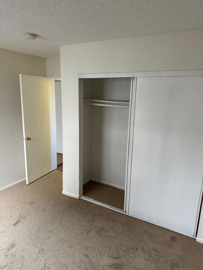Building Photo - 2-Bedroom First-Floor Condo with Utilities...