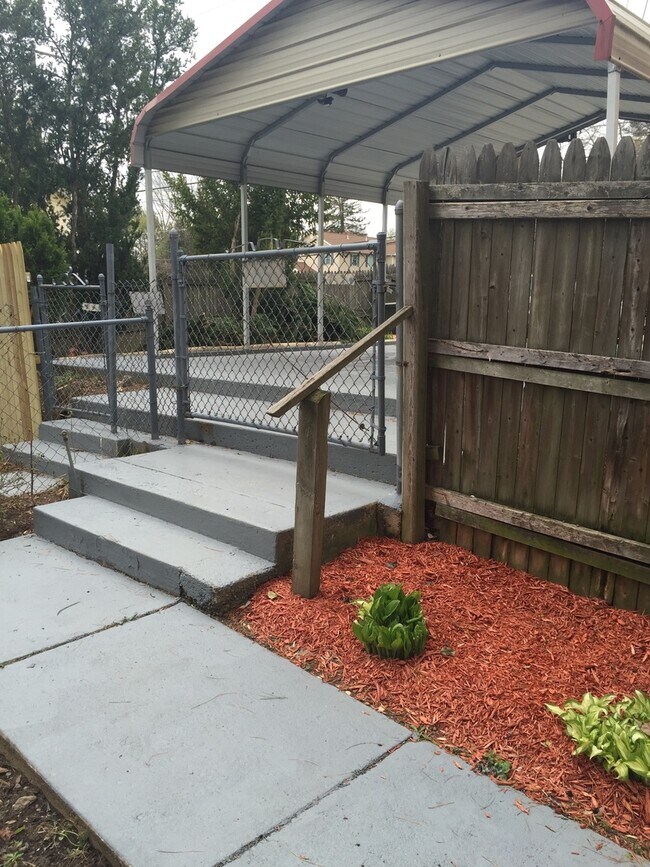 Building Photo - 4 BEDROOM, 3 FULL BATH SINGLE FAMILY HOME ...