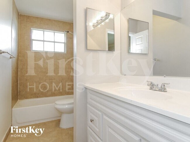 Building Photo - 809 SW 8th Ave