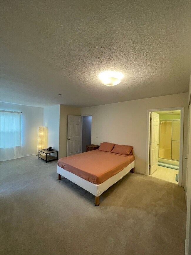 Building Photo - 2 Bed + Office Condo | Pool, Garage & Flexible Move-In