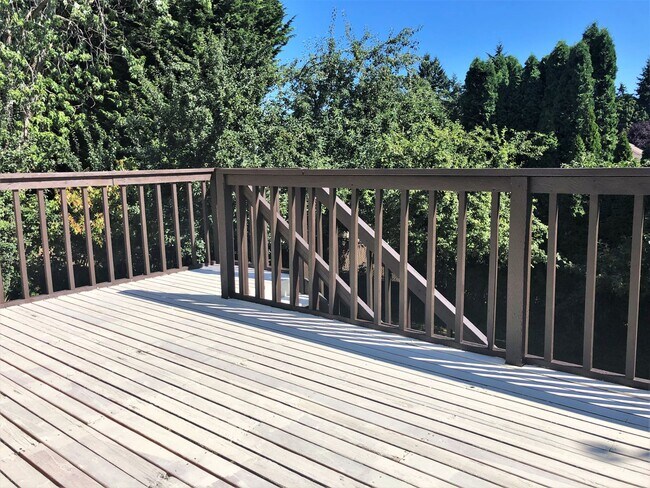 Building Photo - Fantastic Kirkland Home Available with Lar...