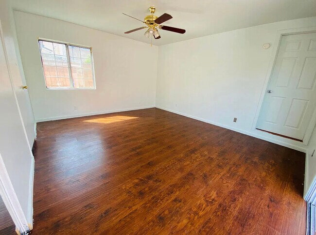 Master bedroom 1 ( 15 x 13 ft) - 1016 E Ross Ave