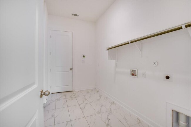 Building Photo - 498 Gamble Dr