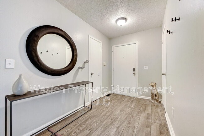 Building Photo - 4104 Mason Dr