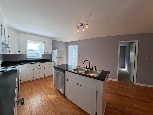 Building Photo - Lovely Home All on one Level