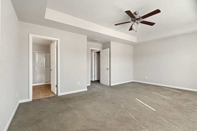 Building Photo - 3 BEDROOM TOWNHOME IN OAKWOOD!