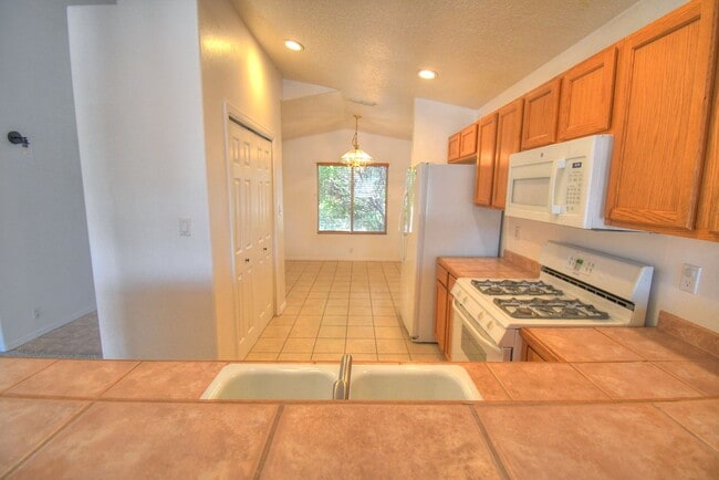 Building Photo - Ventana Ranch 3 BEDROOM   2 Bathroom   2 C...