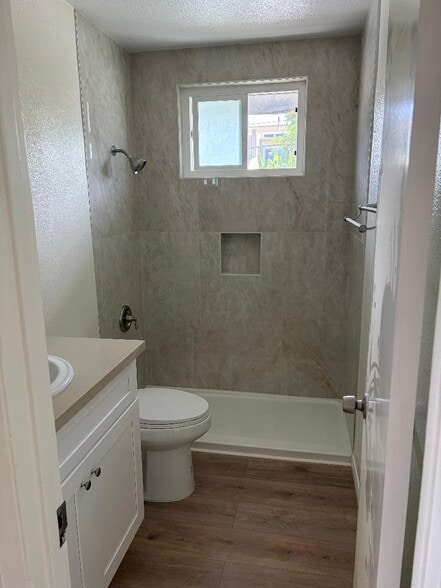 Bath - Walk-in Shower - 7702 Amberleaf Cir