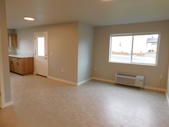 Building Photo - 2Bd/2Ba 2nd Story Apartment Unit - Availab...