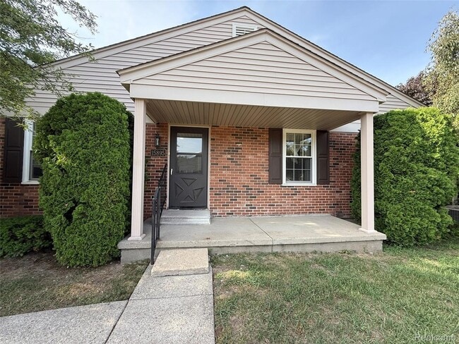 Building Photo - 15895 Cambridge Dr