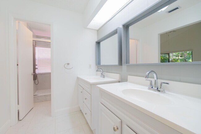 Building Photo - 6090 Aloma Ln