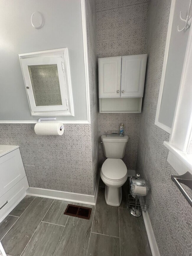 Building Photo - 3 bedroom 2 bath beautiful home with tons of character!