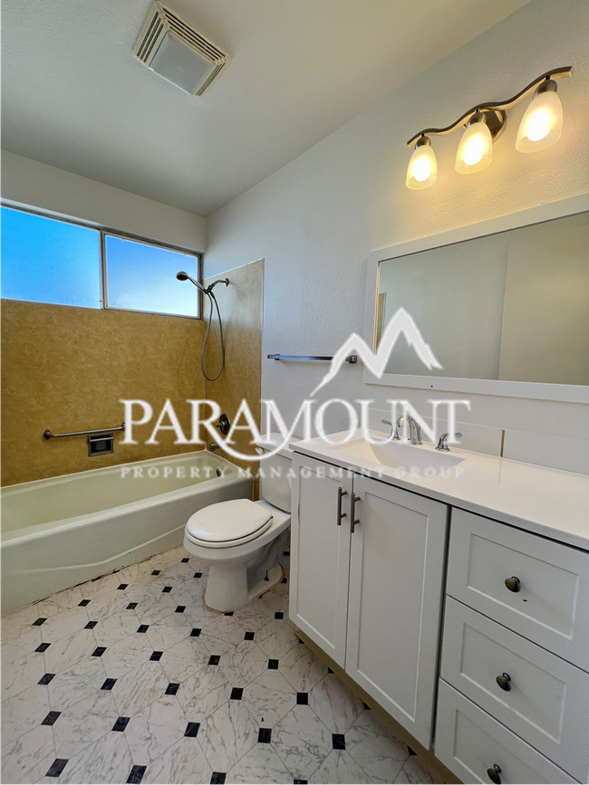 Building Photo - Charming 2-Bedroom Duplex with Garage!