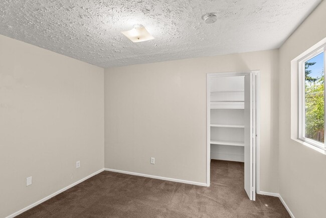Building Photo - 4bed/2 bath Portland Charmer