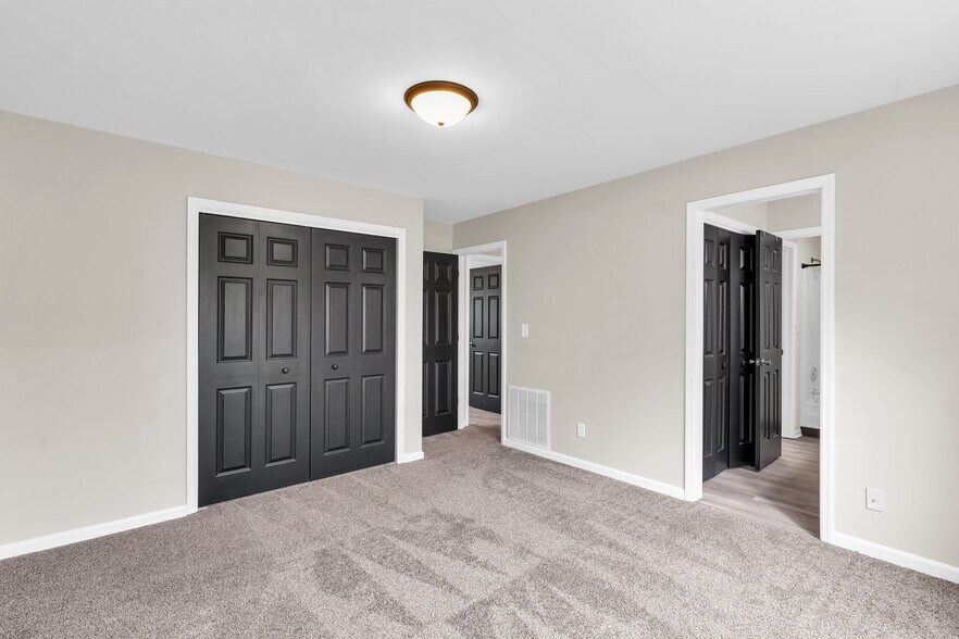 Building Photo - 1604 Lyndhurst Dr