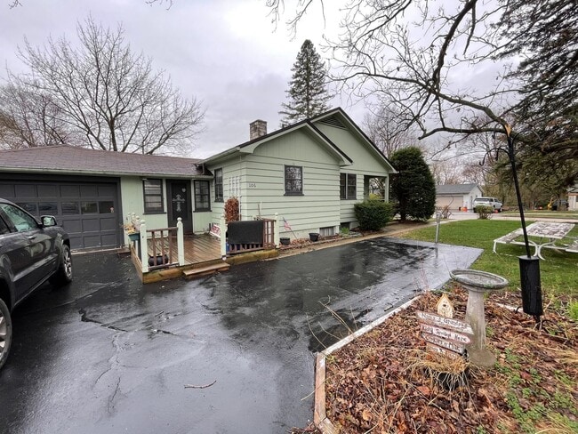 Building Photo - Hartland Single Family Ranch Home, 3 Bed, 1.5 Bath, Attached Garage
