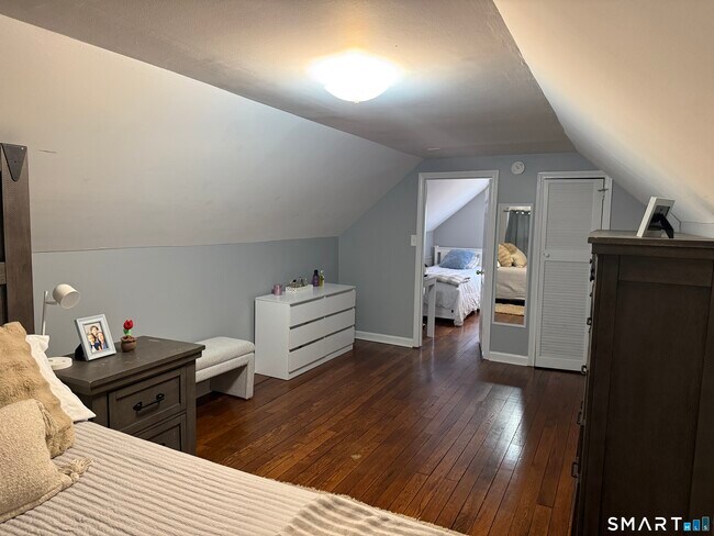 Building Photo - 507 Queen St