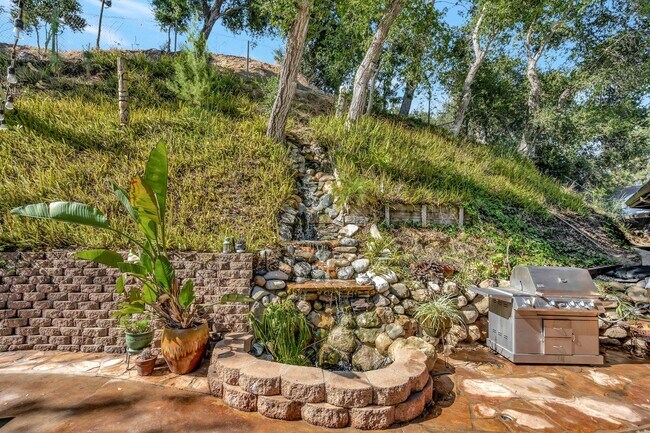 Building Photo - HOLIDAY SPECIAL***2 WEEKS FREE** 3 Bed/2 Bath Oasis in Royal Woods - Available Now