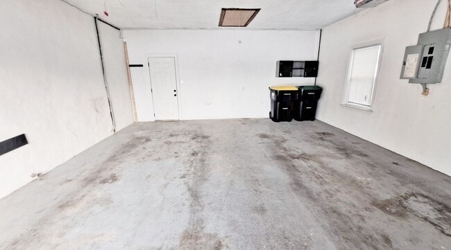 Building Photo - 3 Bed / 1-1/2 Bath Single Family Home w/2-car garage