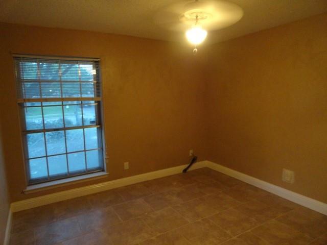 Building Photo - 2610 E Williamsburg Manor