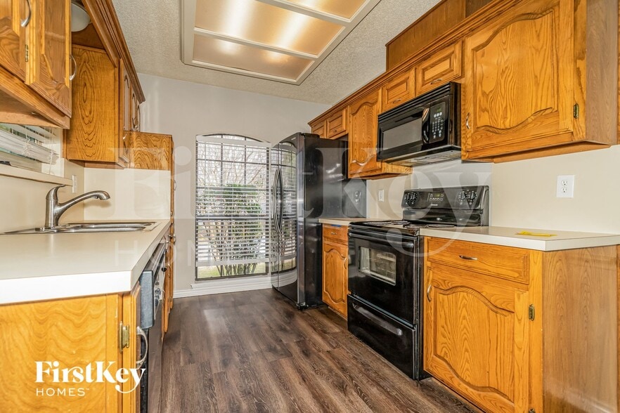 Building Photo - 700 Robin Meadow Dr