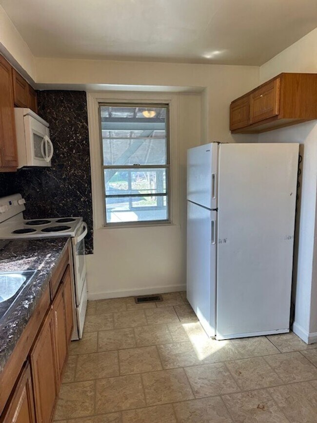 Building Photo - 219 Redwood St