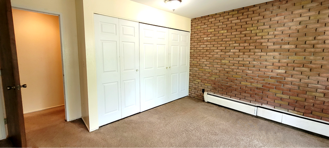 Building Photo - Large Two Bedroom Apartment on the corner of Washtenaw and Ballard