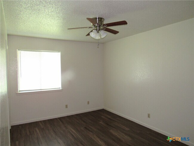 Building Photo - 2406 Shoemaker Dr