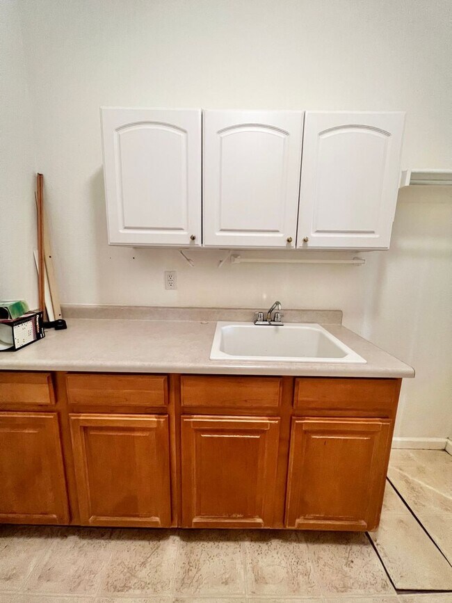 Building Photo - 4 bed, 3 bath Home in Huntington Hills Nei...