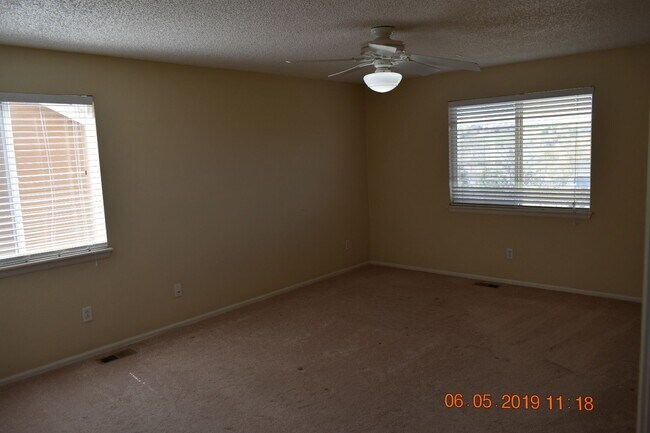 Building Photo - Large Parker Home 3 bed, 3 bath Nearly 2K ...