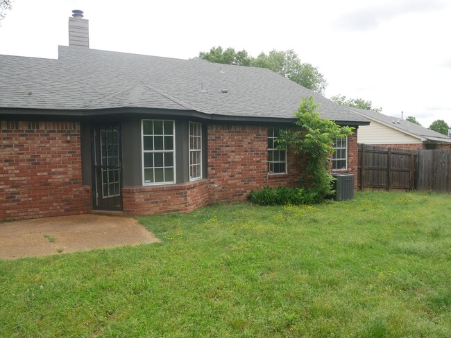 Building Photo - 2885 Waverly Dr